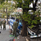 ACCIDENTE. El motorizado se llev por delante a dos vehculos y termin impactando con una tubera, lo que provoc una fuga de gas.